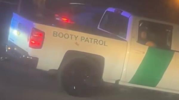 佛罗里达州的警官们在街上四处搜寻难以捉摸的“战利品巡逻队”，让司机靠边停车