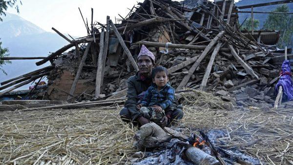 尼泊尔人火化地震遇难者，一个孩子泪流满面